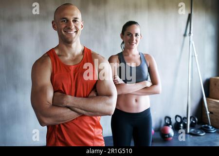 Glückliche Menschen, Fitness und Porträt eines Personal Trainers, dessen Arme sicher für Workout, Training oder Training im Fitnessstudio gekreuzt werden. Stark, fit und Stockfoto