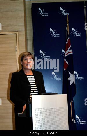 Julieanne Alroe von der Sydney Airport Corporation Limited (SACL) auf der Pressekonferenz über die Ankunft des Airbus A380 am Flughafen Sydney (Kingsford Smith) für zwei Tage (28. Und 29. November) im Rahmen der weltweiten Flugtests, Demonstrationen und Flugzertifizierung. Sydney, Australien. 28.11.06 Stockfoto