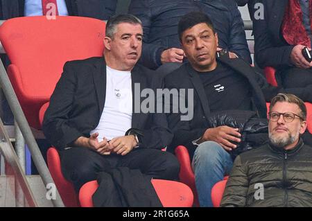 München, Deutschland. 13. Mai 2023. Roy Makaay, Giovane Elber im Spiel FC BAYERN MÜNCHEN – FC SCHALKE 04 6-0 1. Deutsche Fußballliga am 13. Mai 2023 in München. Saison 2022/2023, Spieltag 32, 1. Bundesliga, FCB, München, 32.Spieltag. © Peter Schatz / Alamy Live News - die DFL-VORSCHRIFTEN VERBIETEN DIE VERWENDUNG VON FOTOS als BILDSEQUENZEN und/oder QUASI-VIDEO - Kredit: Peter Schatz/Alamy Live News Stockfoto