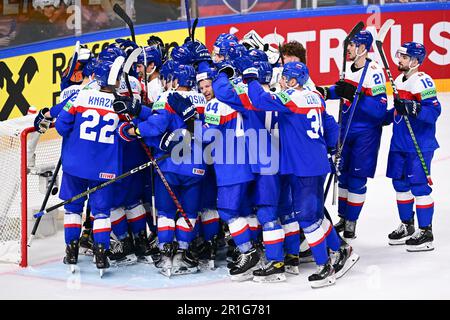 Riga, Lettland. 13. Mai 2023. Slowakische Spieler feiern den Sieg bei der IIHF-Eishockey-Weltmeisterschaft, Gruppe B Spiel Slowakei gegen Lettland, am 13. Mai 2023 in Riga, Lettland. Kredit: David Tanecek/CTK Photo/Alamy Live News Stockfoto