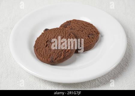 Klassische Schokoladen-Chip-Butterkekse. Traditioneller britischer Nachspeisensnack oder Frühstück Stockfoto