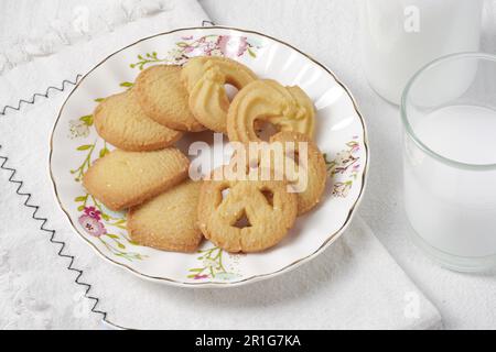 Butterkekse Auswahl von vier ganzen Brezeln, runden und rechteckigen Shortbread-Keksen mit Zucker. Traditioneller britischer Dessertsimbiss oder Frühstück Stockfoto