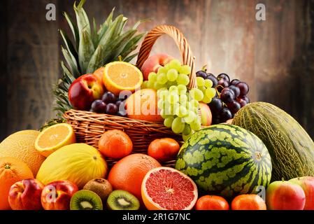 Komposition mit verschiedenen Früchten. Ausgewogene Ernährung Stockfoto