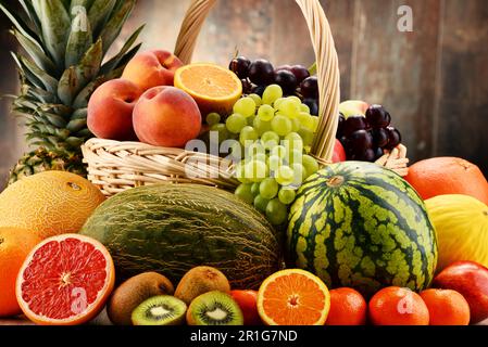 Komposition mit verschiedenen Früchten. Ausgewogene Ernährung Stockfoto