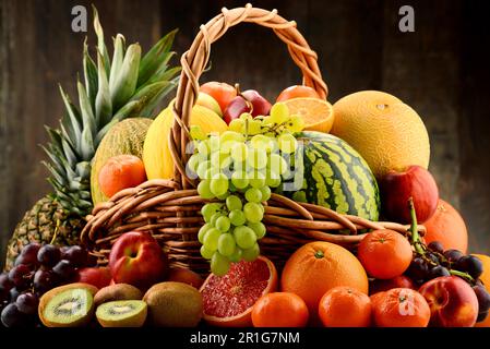 Komposition mit verschiedenen Früchten. Ausgewogene Ernährung Stockfoto