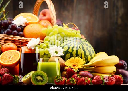 Komposition mit verschiedenen Früchten. Ausgewogene Ernährung Stockfoto