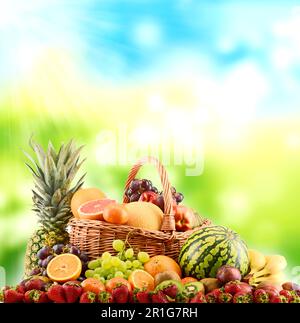 Komposition mit verschiedenen Früchten. Ausgewogene Ernährung Stockfoto