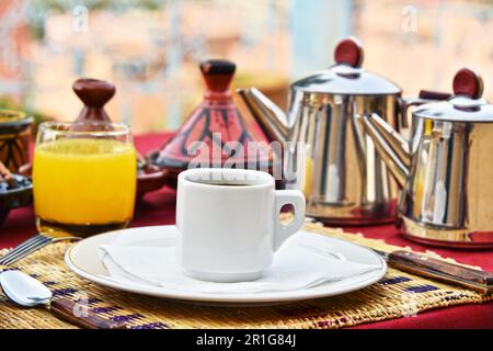 Das marokkanische Frühstück wird auf der Hotelterrasse im Atlasgebirge serviert Stockfoto
