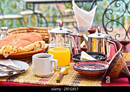 Das marokkanische Frühstück wird auf der Hotelterrasse im Atlasgebirge serviert Stockfoto