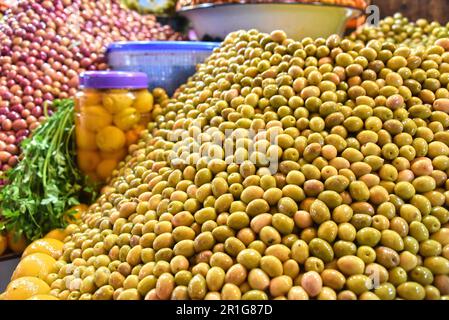 Verschiedene Oliven auf der arabischen Straße Marktstand Stockfoto
