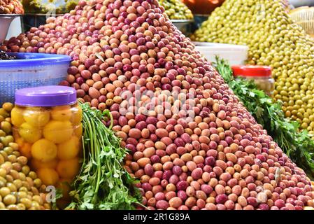Verschiedene Oliven auf der arabischen Straße Marktstand Stockfoto