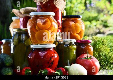 Eingelegte Gemüse- und Obstgläser im Garten. Mariniertes Essen Stockfoto