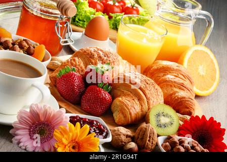 Das Frühstück bestand aus Croissants, Kaffee, Obst, Orangensaft und Marmelade. Ausgewogene Ernährung Stockfoto