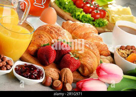 Das Frühstück bestand aus Croissants, Kaffee, Obst, Orangensaft und Marmelade. Ausgewogene Ernährung Stockfoto