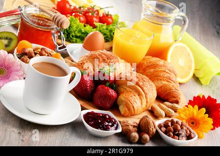 Das Frühstück bestand aus Croissants, Kaffee, Obst, Orangensaft und Marmelade. Ausgewogene Ernährung Stockfoto