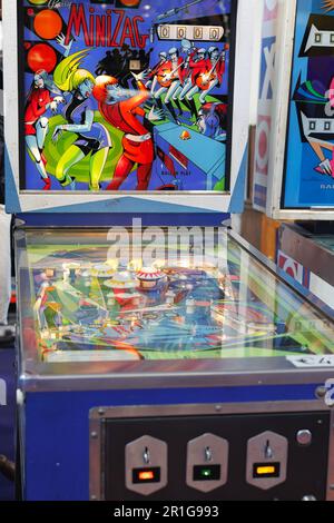 Mehrfarbige Pinball-Maschine im Vintage 70er Jahre. Stockfoto