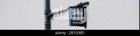 24-Stunden-Barabhebungen Schild an der Wand über dem Geldautomaten Stockfoto