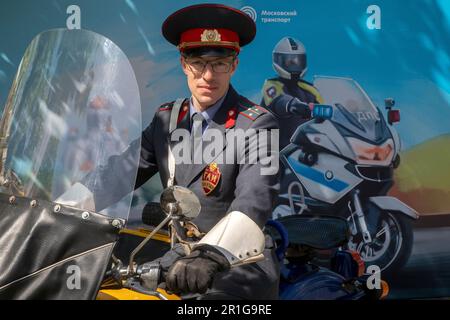 Moskau, Russland. 13. Mai 2023. Ein Mann in sowjetischer Uniform eines Verkehrspolizisten sitzt hinter dem Steuer eines Ural-Motorrads beim Moskauer Motorradfestival, das die Eröffnung einer neuen Motorradsaison im Muzeon-Park in Moskau, Russland, feiert Stockfoto