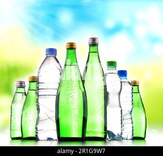 Komposition mit verschiedenen Arten von Flaschen mit Mineralwasser, isoliert auf weiss Stockfoto