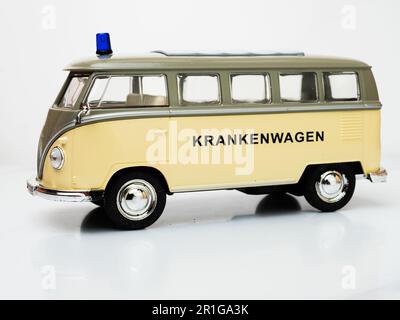 Linke Seitenansicht eines klassischen Krankenwagen-Miniaturspielzeugs mit krankenwagen-Buchstaben, der Krankenwagen bedeutet Stockfoto
