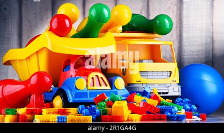 Bunte Kunststoff Spielsachen im Kinderzimmer Stockfoto