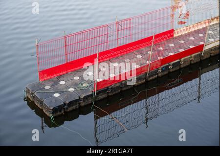 Pontonanlegestelle am Fluss Clyde in Glasgow Stockfoto