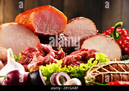 Vielzahl von Fleischerzeugnissen mit Schinken und Würstchen Stockfoto