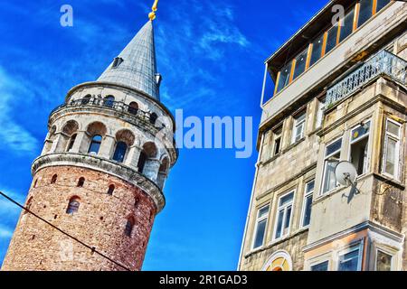 Der Galata-Turm, auch Turm von Christus genannt, ist ein mittelalterlicher Steinturm im Galata-Viertel von Istanbul, Türkei Stockfoto