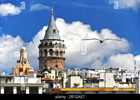 Der Galata-Turm, auch Turm von Christus genannt, ist ein mittelalterlicher Steinturm im Galata-Viertel von Istanbul, Türkei Stockfoto
