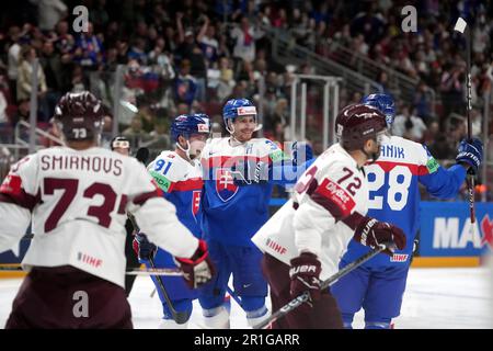 Riga, Lettland. 13. Mai 2023. Die slowakischen Spieler feiern beim IIHF-Eishockey-Weltmeisterschaft 2023 in Riga (Lettland) am 13. Mai 2023 ein Tor bei einem Spiel der Gruppe B zwischen der Slowakei und Lettland. Kredit: Edijs Palens/Xinhua/Alamy Live News Stockfoto