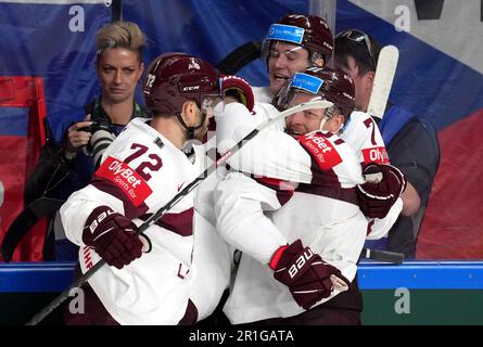 Riga, Lettland. 13. Mai 2023. Die lettischen Spieler feiern beim Ice Hockey World Championship 2023 in Riga (Lettland) am 13. Mai 2023 ein Spiel der Gruppe B zwischen der Slowakei und Lettland. Kredit: Edijs Palens/Xinhua/Alamy Live News Stockfoto