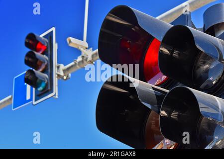 Ampel über blauen Himmel Stockfoto