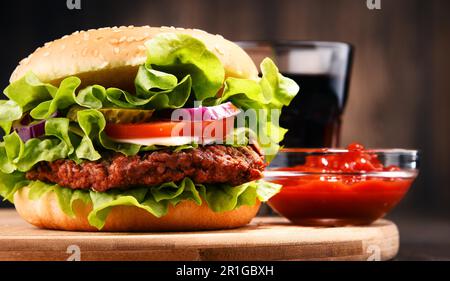 Hausgemachte Hamburger mit Käse und frisches Gemüse Stockfoto