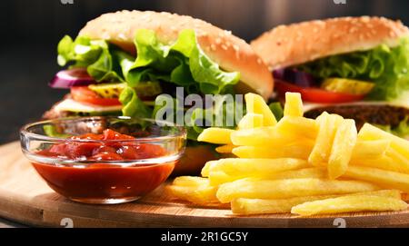 Hausgemachte Hamburger mit Käse und frisches Gemüse Stockfoto