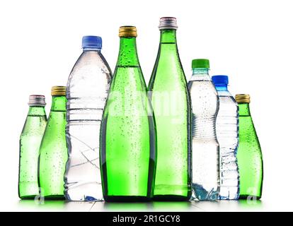 Komposition mit verschiedenen Arten von Flaschen mit Mineralwasser, isoliert auf weiss Stockfoto