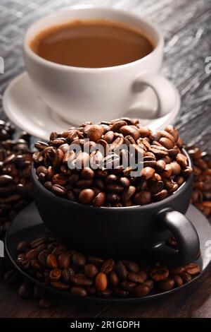 Zusammensetzung mit zwei Tassen Kaffee und Bohnen Stockfoto