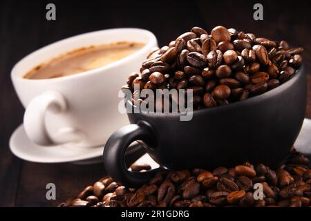 Zusammensetzung mit zwei Tassen Kaffee und Bohnen Stockfoto