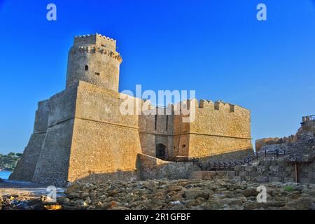 Das Schloss in der Isola di Capo Rizzuto in der Provinz Crotone, Kalabrien, Italien Stockfoto