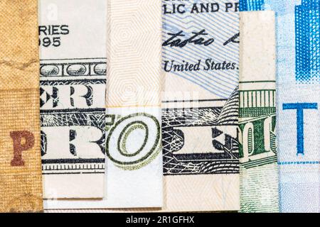 Finanzkonzept – das Wort „Profit“ wird mit Schreiben verschiedener Banknoten aus verschiedenen Ländern erstellt Stockfoto