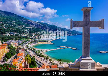 Panoramablick auf Menton an der französischen Riviera Stockfoto