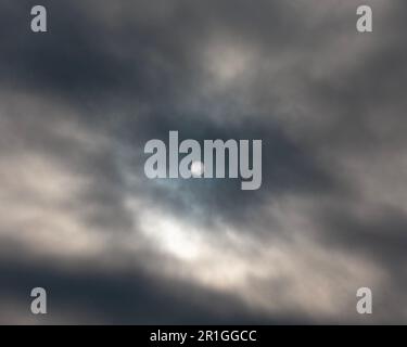 Die Sonne, die im Frühling durch die Wolken in Worthing ragt Stockfoto