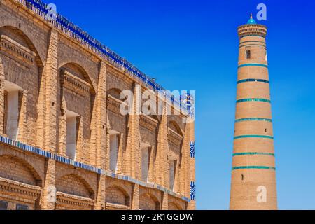 Historische Architektur von Itchan Kala, einer ummauerten Innenstadt der Stadt Khiva, Usbekistan. UNESCO-Weltkulturerbe Stockfoto