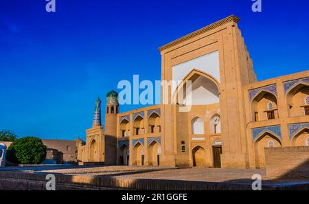 Historische Architektur von Itchan Kala, einer ummauerten Innenstadt der Stadt Khiva, Usbekistan. UNESCO-Weltkulturerbe Stockfoto