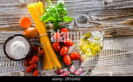 Zusammensetzung mit getrockneten Spaghetti und Nudelzutaten Stockfoto
