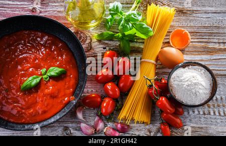 Zusammensetzung mit getrockneten Spaghetti und Nudelzutaten Stockfoto