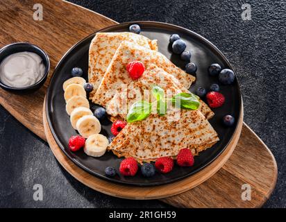 Ein Teller Pfannkuchen mit Käse und Obst Stockfoto