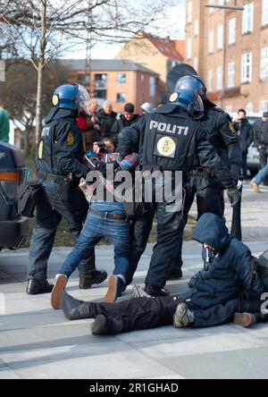 Polizeibeamte, Kriminelle und Festnahmen in der Stadt Dänemark aus Gründen der Straßenverkehrssicherheit, der Sicherheit oder der Strafverfolgung. Gruppe von Regierungsbeamten, die verhaftet werden Stockfoto