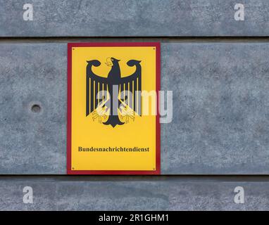 Schild mit Bundesadler auf dem Gebäude des Bundesgeheimdienstes BND, Chausseestraße, Berlin, Deutschland Stockfoto