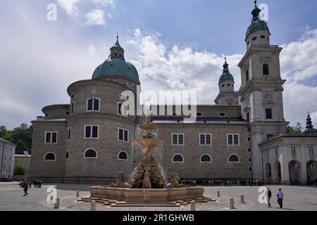 Residenzbrunnen am Residenzplatz vor dem Salzburger Dom, Salzburg, Österreich Stockfoto