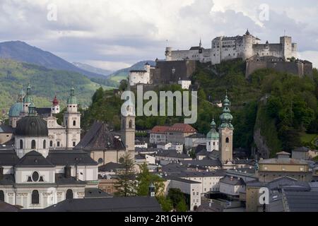 Blick auf die Altstadt und die Festung Hohensalzburg, Salzburg, Österreich Stockfoto